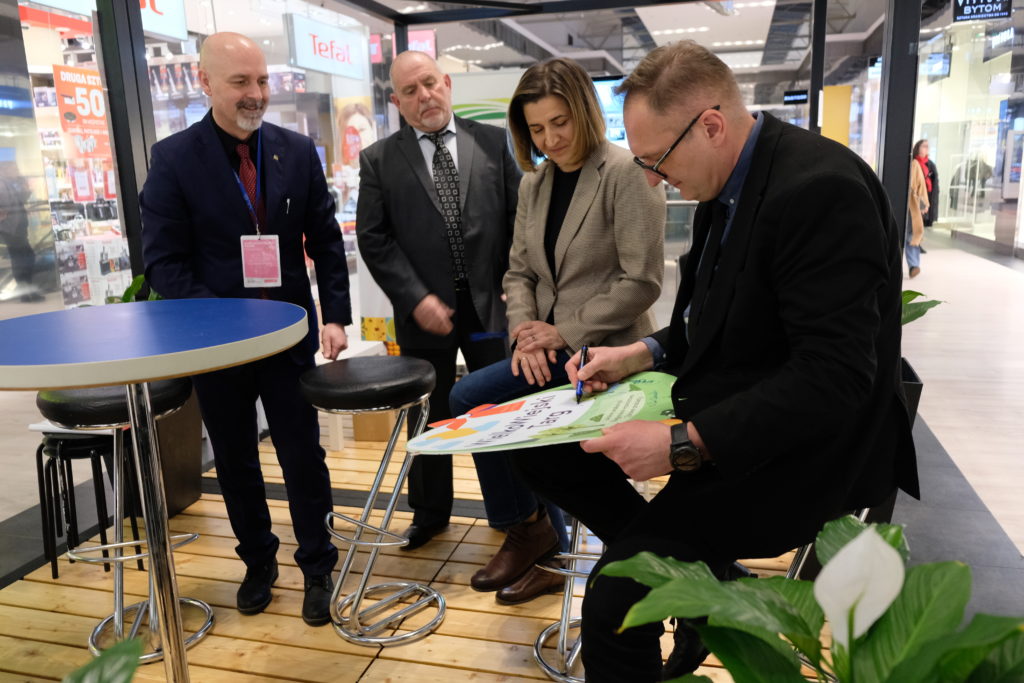 Wykład prof. Mateusza Wyżgi podczas Wielkowiejskiego Targu 27 lutego 2026 w Factory Kraków
Podczas wydarzeń Wielkowiejskiego Targu obok spotkań z lokalnymi producentami i rzemieślnikami regularnie pojawiają się również wykłady i rozmowy z badaczami zajmującymi się historią regionu oraz przemianami społecznymi